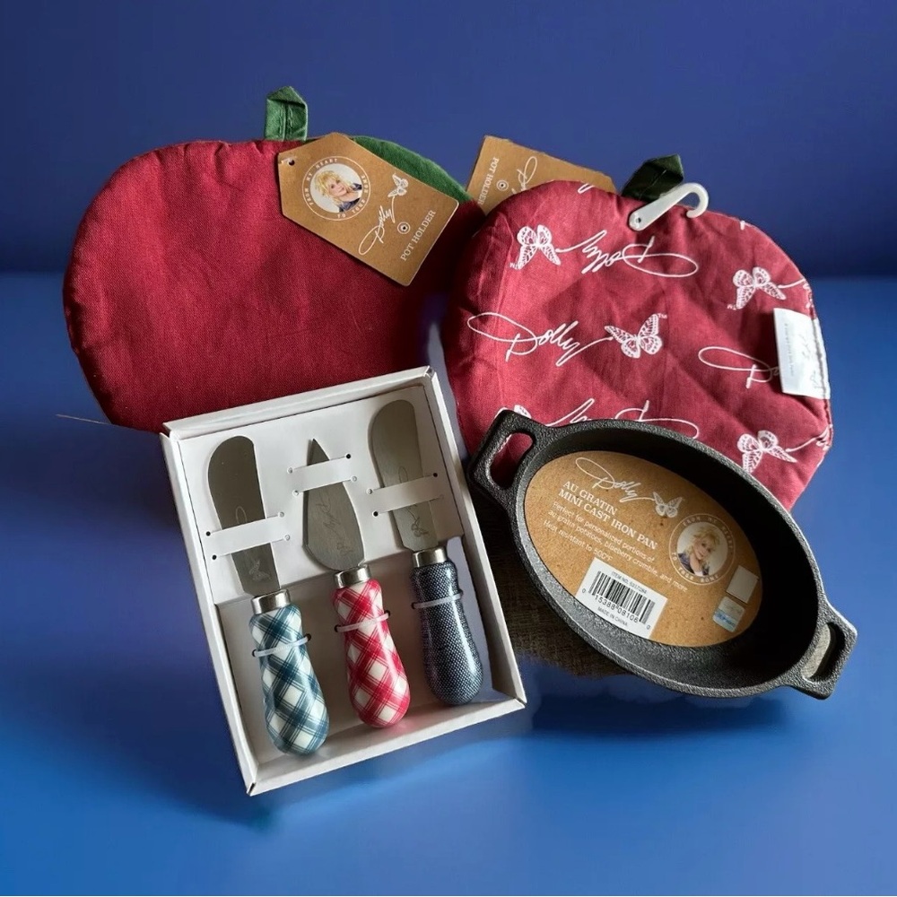 Dolly Parton’s Au Gratin Mini Cast Iron Pan-3 Cheese Spreaders-2 Pot Holders - Picture 2 of 9